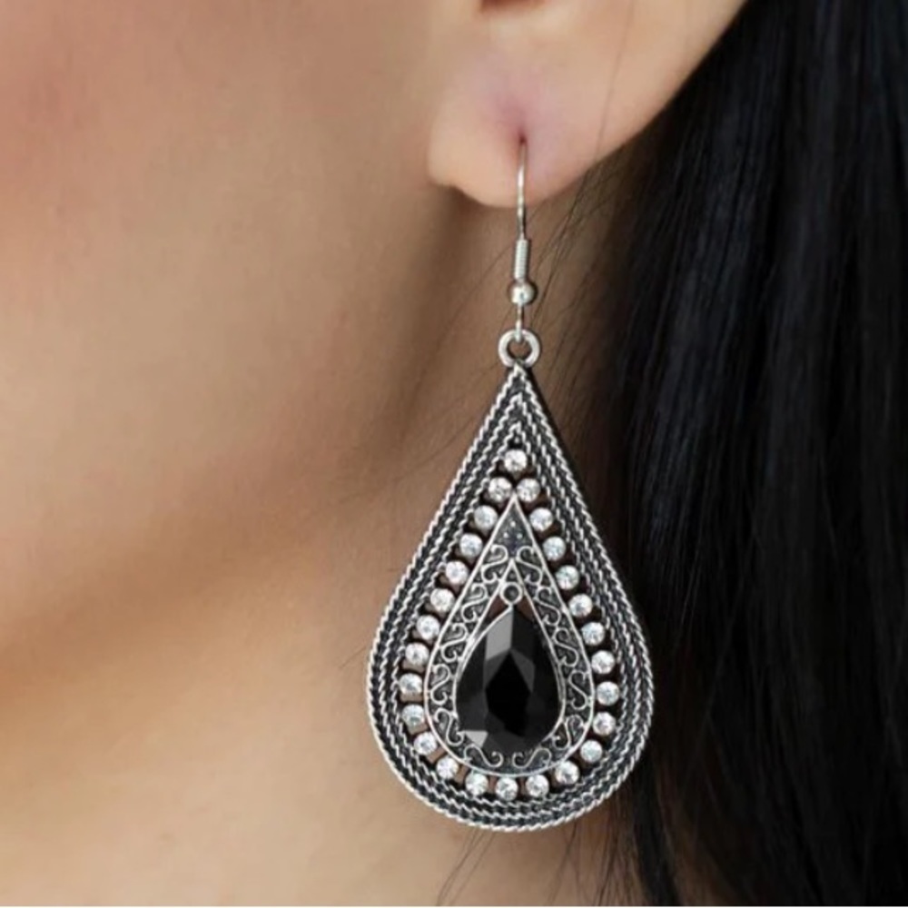 Metro Masquerade Black Earrings NWT